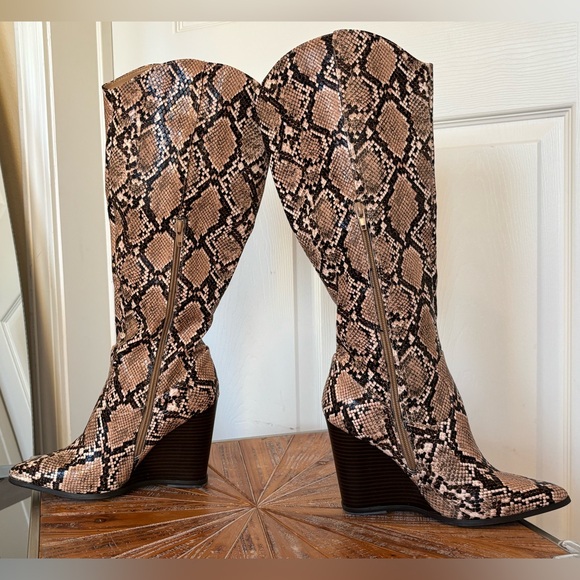 NWT Shoe Dazzle Snakeskin Faux Leather Wedge Boots - Picture 4 of 12